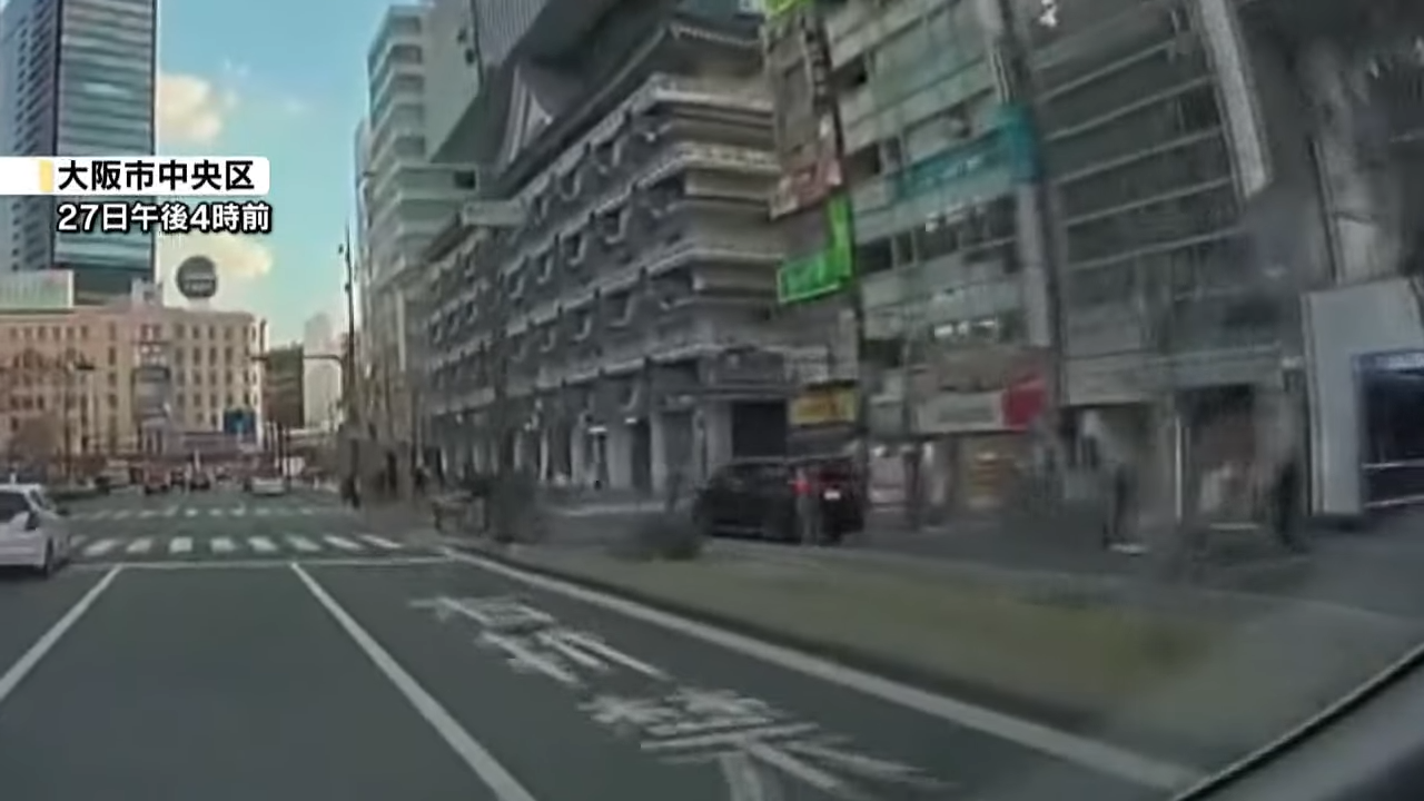 ▲從行車紀錄器中可以看見黑車衝上人行道後一路向前中（圖／翻攝自YouTube／読売テレビニュース）